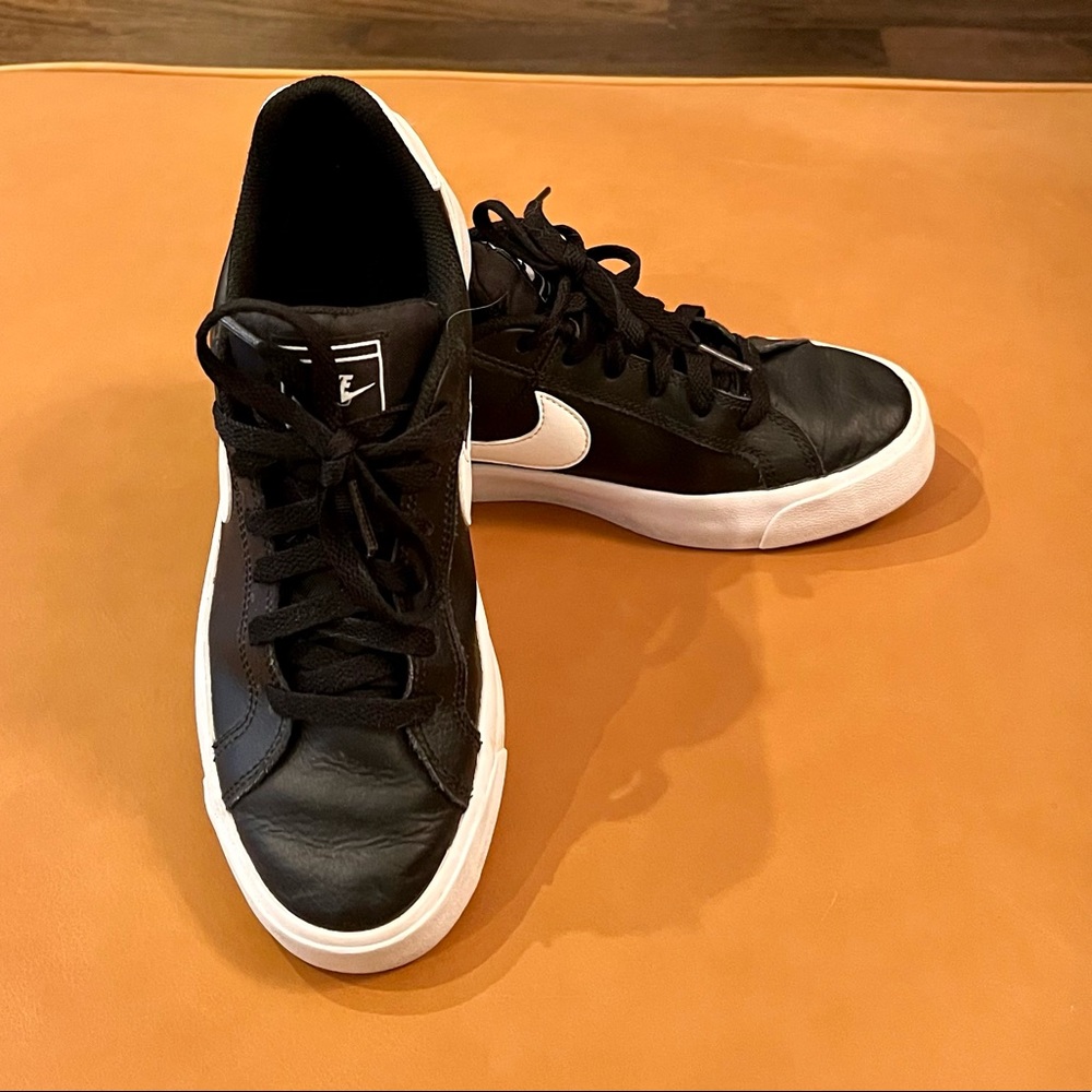 black nike tennis shoes
